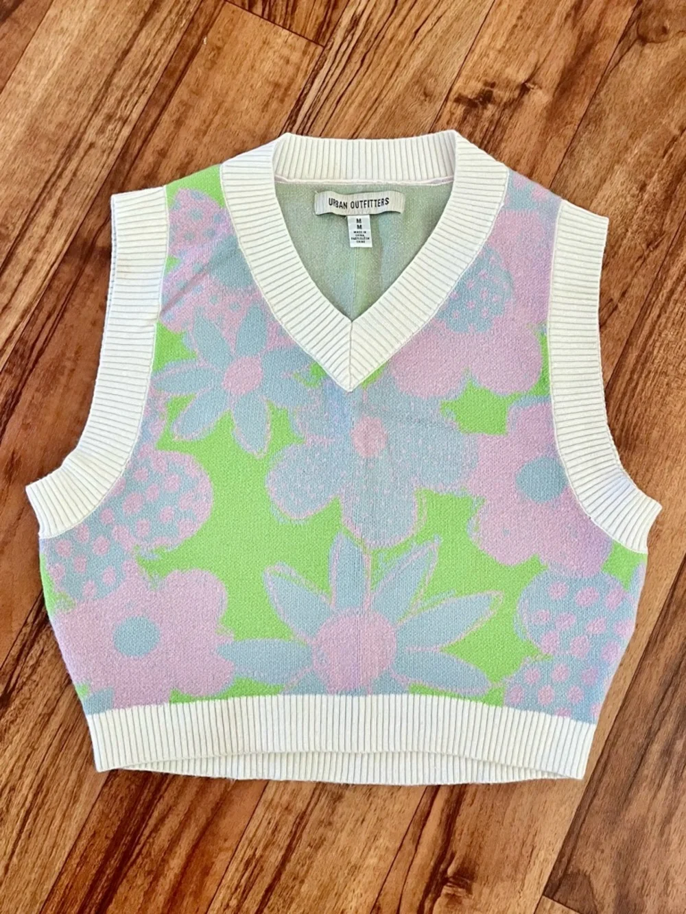 Urban Outfitters Randi pastel floral V-neck cropped knit vest top - Picture 2 of 13